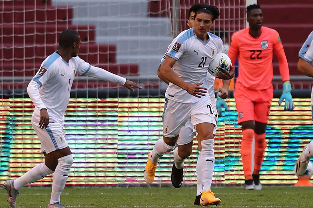 Uruguay sempat memperkecil ketertinggalan tiga menit babak kedua berjalan lewat Darwin Nunez, tetapi gol tersebut dianulir karena Nunez handball.