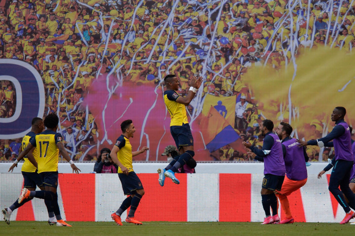 Pada menit ke-52 tuan rumah memperbesar keunggulan menjadi 3-0 lewat Estrada meneruskan umpan lewat tumit Valencia dari jarak 20 yard.