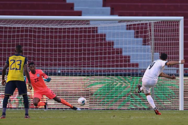 Luis Suarez lalu mencetak dua gol dari titik penalti yang merupakan golnya yang ke-61 dan ke-62 sepanjang membela Uruguay. Tetapi dua gol ini gagal menghindarkan Uruguay dari kekalahan.