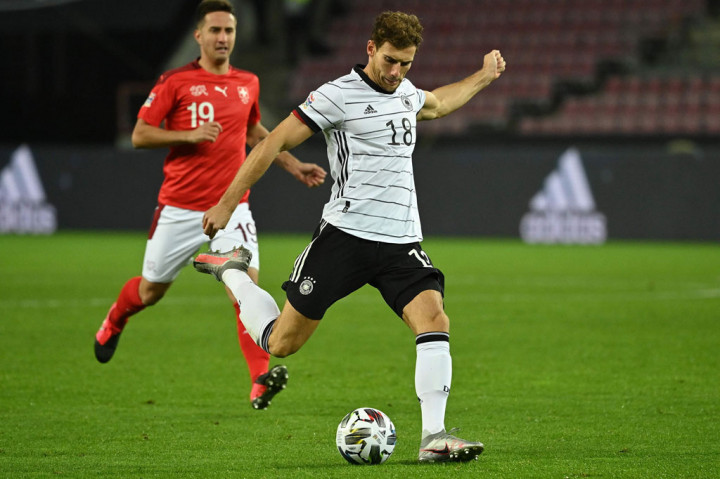 Jerman menekan sejak awal. Peluang bagus pertama didapat dari tembakan Leon Goretzka. Sayang bola masih melambung di atas gawang Yann Sommer.