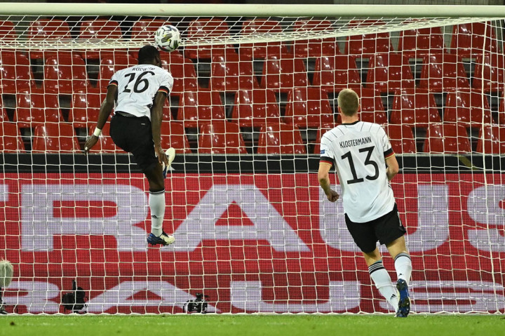 Gawang Jerman kemudian benar-benar kemasukan untuk kedua kalinya. Dari situasi serangan balik, Haris Seferovic mengirim bola yang diteruskan sepakan cungkil Remo Freuler melewati Neuer. Ruediger berusaha menyundul bola sebelum melewati garis gawang, namun usahanya sia-sia.