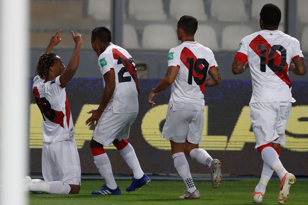 Pemain Peru Andre Carrillo mencetak gol ketiganya dalam dua pertandingan untuk membawa tuan rumah unggul lebih dulu pada menit keenam lewat tendangan voli dari luar kotak penalti.