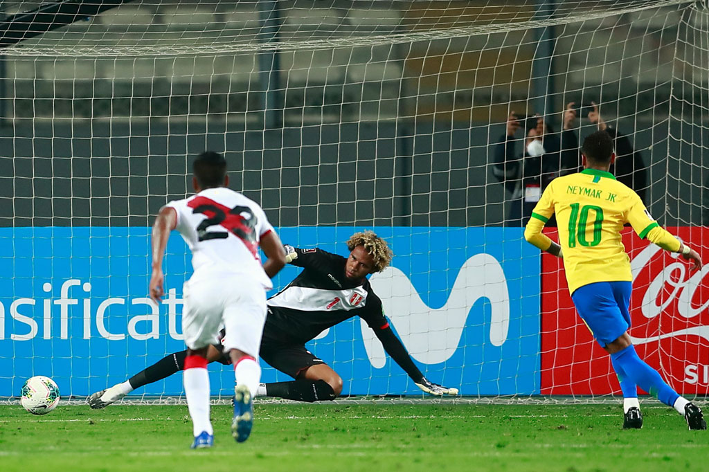 Namun Neymar kemudian menyamakan kedudukan dari eksekusi tendangan penalti pada menit ke-28 setelah dia dilanggar Yoshimar Yotun di kotak terlarang. Skor imbang 1-1 bertahan hingga jeda.
