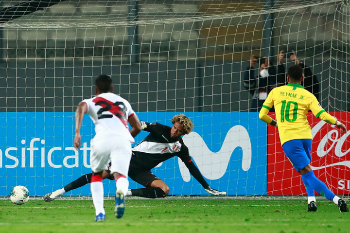 Namun Neymar kemudian menyamakan kedudukan dari eksekusi tendangan penalti pada menit ke-28 setelah dia dilanggar Yoshimar Yotun di kotak terlarang. Skor imbang 1-1 bertahan hingga jeda.