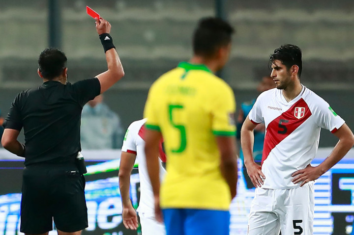 Semenit menjelang bubaran Peru harus kehilangan Carlos Zambrano karena terkena kartu merah setelah menyikut Richarlison.