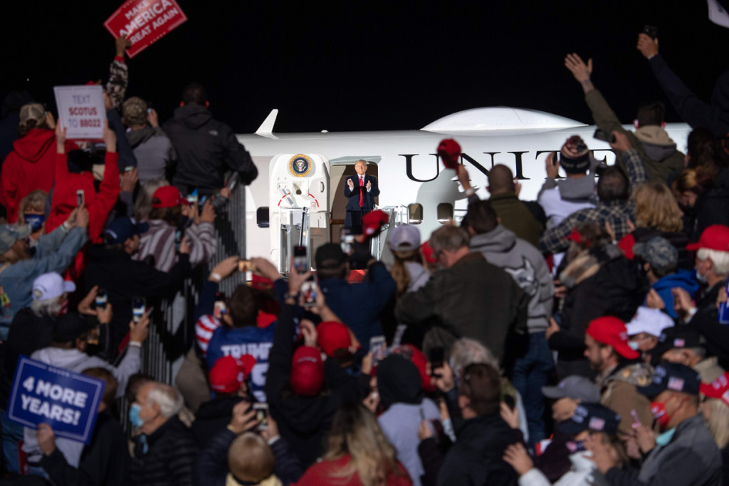 Pendukung menyambut Presiden AS Donald Trump ketika turun dari Air Force One saat tiba di Bandara Internasional Orlando Sanford, Florida.