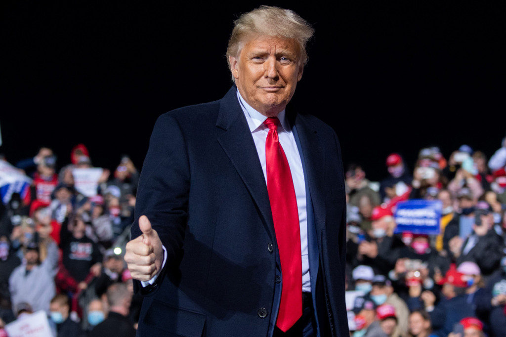 Trump yang tampil tanpa masker di hadapan banyak pendukungnya ini menyatakan dirinya merasa sangat kuat usai sembuh dari korona.