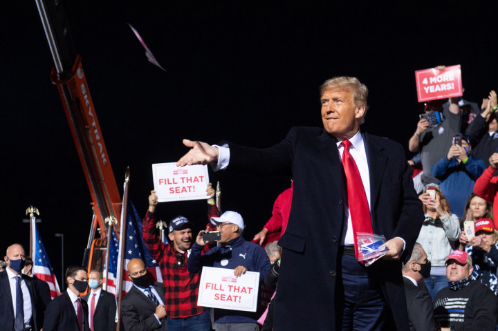 Sebelum menyapa para pedukungnya, Trump sempat melemparkan masker ke kerumunan pendukung saat tiba di Bandara Internasional Orlando Sanford, Florida.