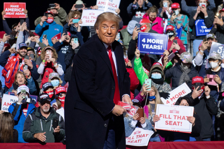 Kampanye perdananya kali ini hanya berselang sepekan setelah Trump keluar dari rumah sakit tempatnya dirawat karena terinfeksi virus Covid-19.