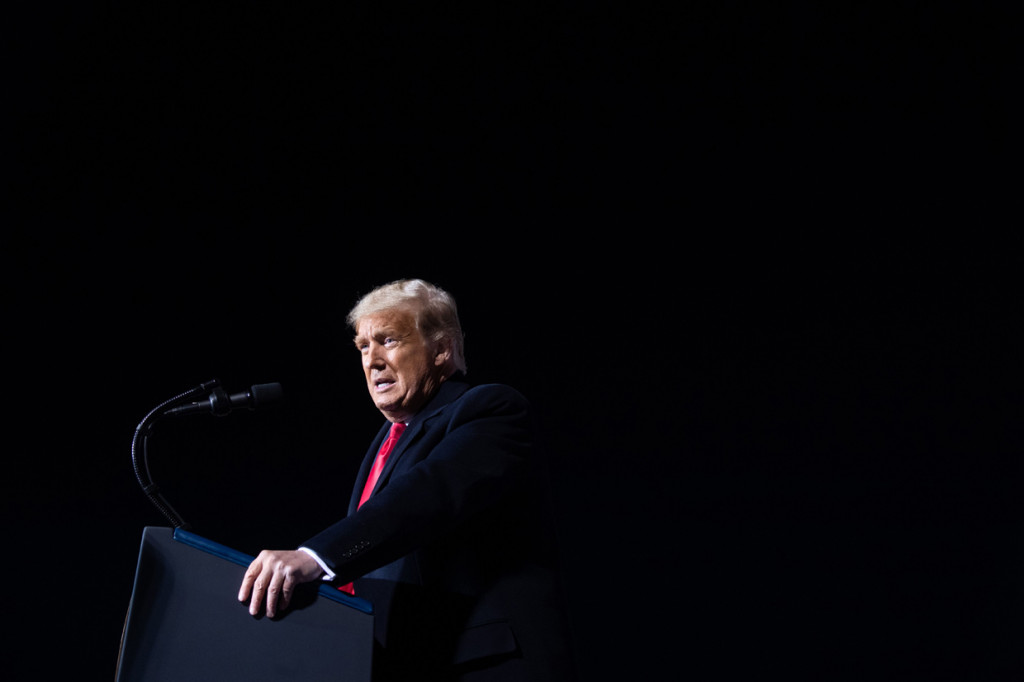 Dokter Kepresidenan Sean Conley sebelumnya mengatakan Trump telah dites virus korona selama beberapa hari ini dengan hasil yang negatif.