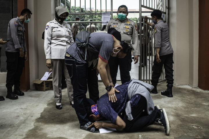 Peserta aksi mencium kaki orang tuanya usai dipulangkan di Polda Metro Jaya, Jakarta.
