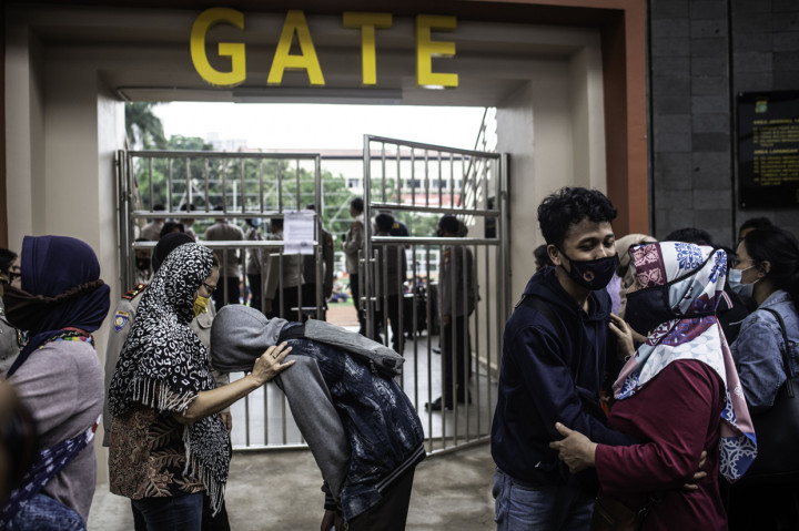 Orang tua peserta aksi memeluk anaknya yang dipulangkan di Polda Metro Jaya, Jakarta.