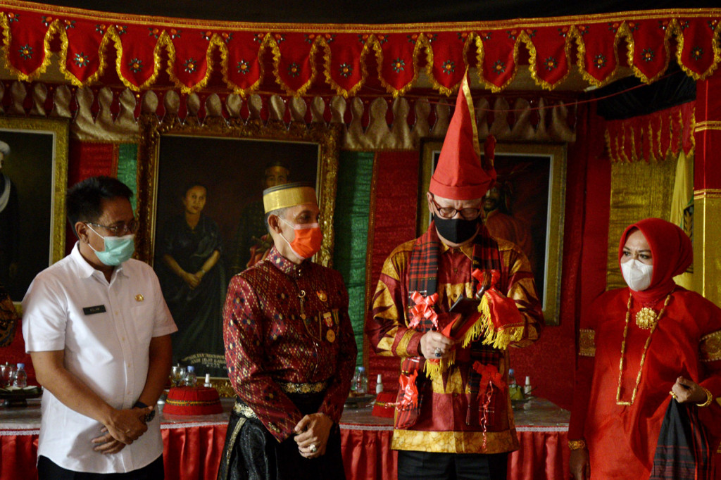 Menpan RB Tjahjo Kumolo (kedua kanan) menerima senjata tradisional badik oleh Raja Gowa ke-38 Andi Kumala Idjo Karaeng Lembang Parang (kedua kiri) saat berkunjung di Istana Balla Lompoa, Kabupaten Gowa, Sulawesi selatan.
