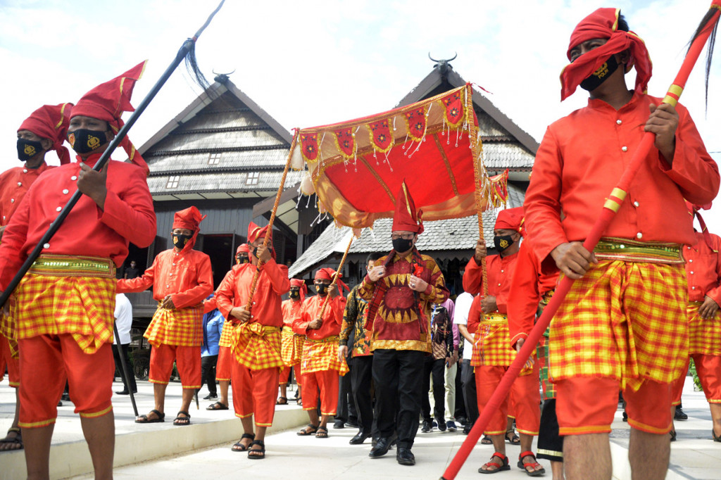 Menpan RB Tjahjo Kumolo (tengah) berjalan dikawal oleh pengawal kerajaan saat berkunjung di Istana Balla Lompoa, Kabupaten Gowa, Sulawesi selatan. Menpan RB Tjahjo Kumolo melakukan rangkaian kegiatan dalam kunjungan kerja di Sulsel antara lain melakukan silaturahmi bersama keluarga Keluarga Kerajaan Gowa.