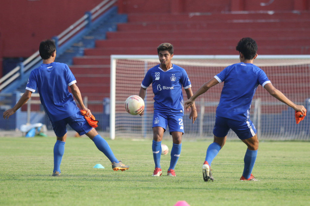 Pesepak bola Persik Kediri Ibrahim Sanjaya (tengah) bersiap merebut bola saat berlatih bersama rekan setimnya di Stadion Brawijaya Kota Kediri, Jawa Timur.