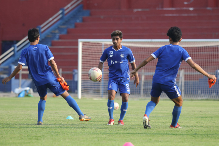 Pesepak bola Persik Kediri Ibrahim Sanjaya (tengah) bersiap merebut bola saat berlatih bersama rekan setimnya di Stadion Brawijaya Kota Kediri, Jawa Timur.