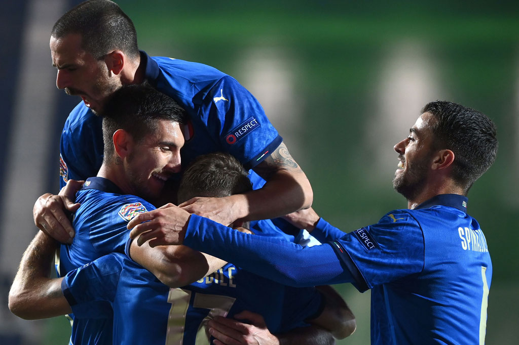 Kedua tim tampil cukup terbuka sejak awal laga, dan Italia berhasil unggul terlebih dahulu lewat Lorenzo Pellegrini pada 16 menit, lewat sontekan jarak dekat memanfaatkan umpan terobosan akurat Nicolo Barella.