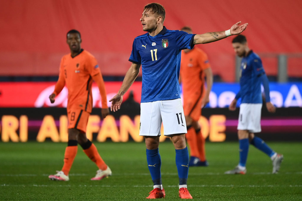 Italia hampir menggandakan keunggulan pada menit ke-23 saat Marco Verratti mengirimkan umpan terobosan manis ke arah Ciro Immobile, tetapi tembakan akhir penyerang Lazio itu masih bisa dimentahkan oleh kiper Jasper Cillessen.