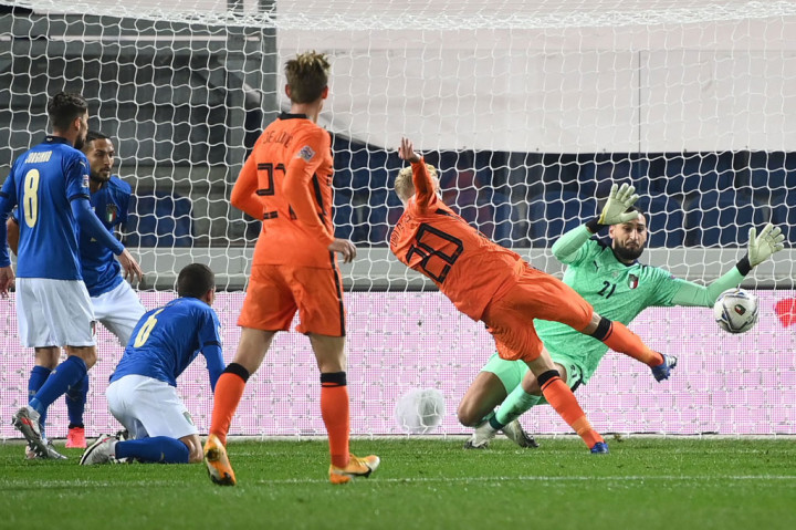 Dua menit berselang justru Belanda berhasil menyamakan kedudukan lewat Donny van de Beek yang menyambar bola muntah hasil tembakan Memphis Depay.