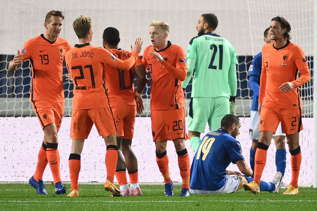 Gol tersebut disambut suka-cita para pemain Belanda.