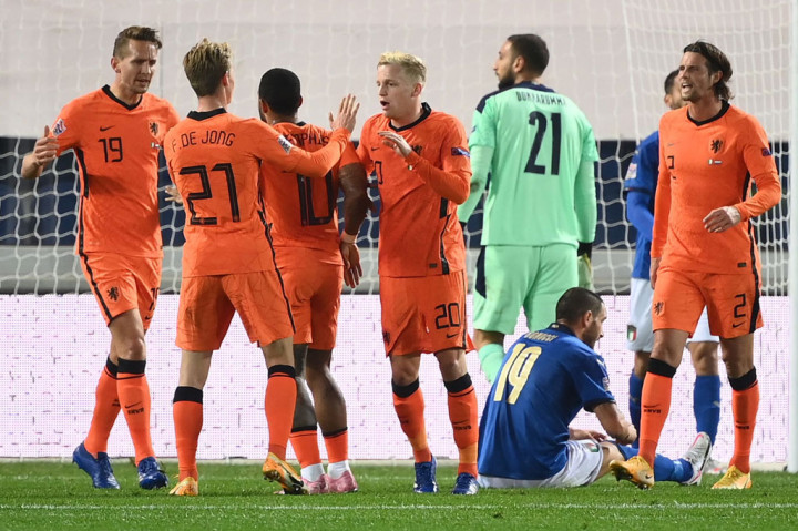 Gol tersebut disambut suka-cita para pemain Belanda.
