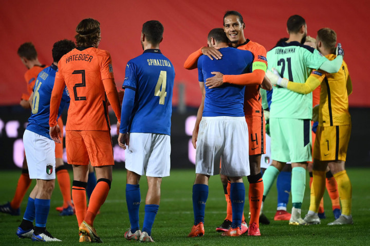 Tak ada tambahan gol hingga peluit tanda laga usai berbunyi. Hasil imbang membuat posisi kedua tim merosot di klasemen, Italia turun dari puncak ke urutan kedua dengan koleksi enam poin, sedangkan Belanda (5) satu strip di bawahnya.