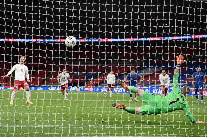 Inggris mendapat hantaman berikutnya beberapa saat kemudian setelah dihukum penalti. Christian Eriksen yang menjadi algojo dengan berani menendang bola ke arah tengah gawang. Kiper Inggris Jordan Pickford gagal mengantisipasi bola karena bergerak ke kanan.  