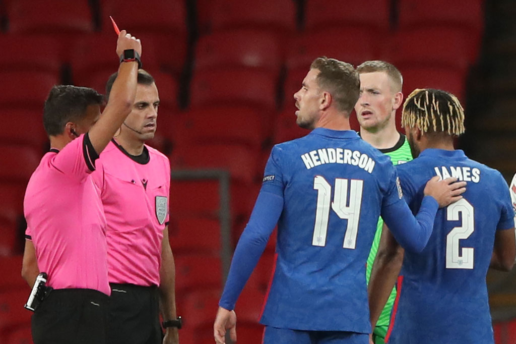Nasib Inggris semakin buruk ketika Reece James juga diganjar kartu merah oleh wasit, akibat protes-protesnya setelah peluit panjang berbunyi.