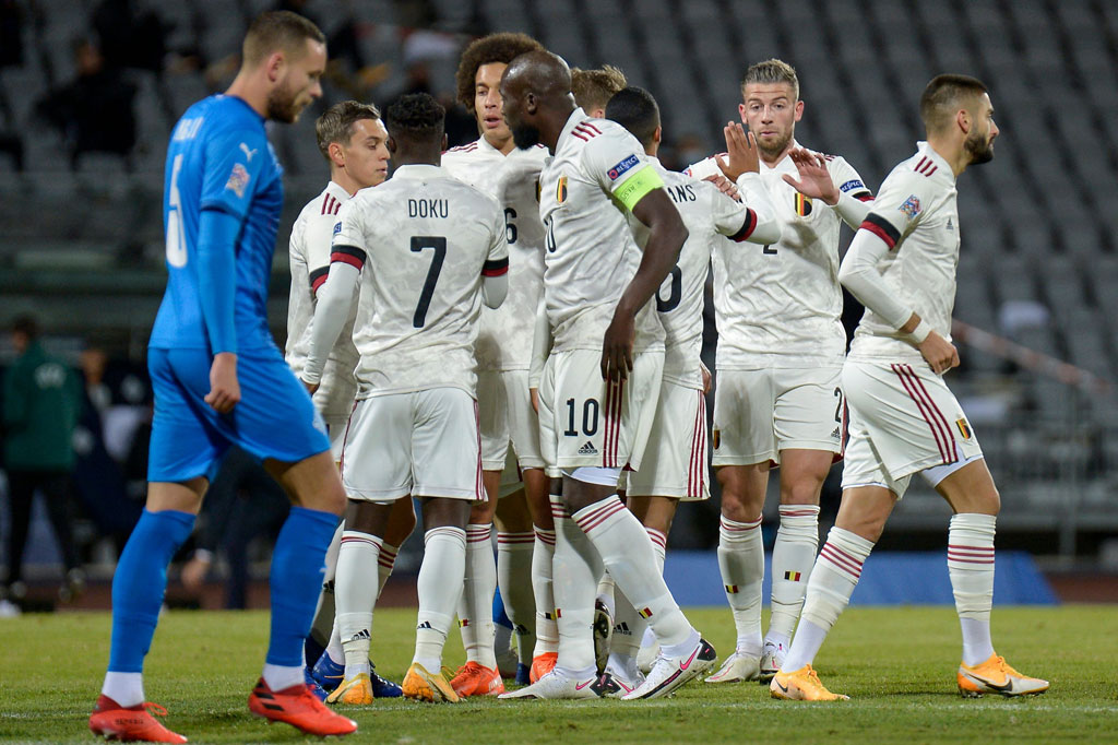 Romelu Lukaku menggebrak dengan cepat dan membawa Belgia memimpin pada menit kesembilan. Ia merebut bola dari penguasaan Hordur Magnusson di kotak penalti dan mengatasi adangan Holmar Orn Eyjolfsson, untuk kemudian melepaskan sepakan kaki kiri yang tidak dapat diantisipasi kiper Alex Runarsson.