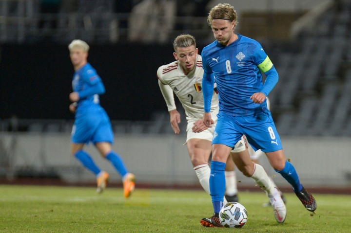 Keunggulan Belgia itu hanya bertahan selama delapan menit. Operan Runar Mar Sigurjonsson lewat di belakang Yannick Carrasco untuk berikutnya dimaksimalkan Birkir Saevarsson menjadi gol penyama kedudukan.