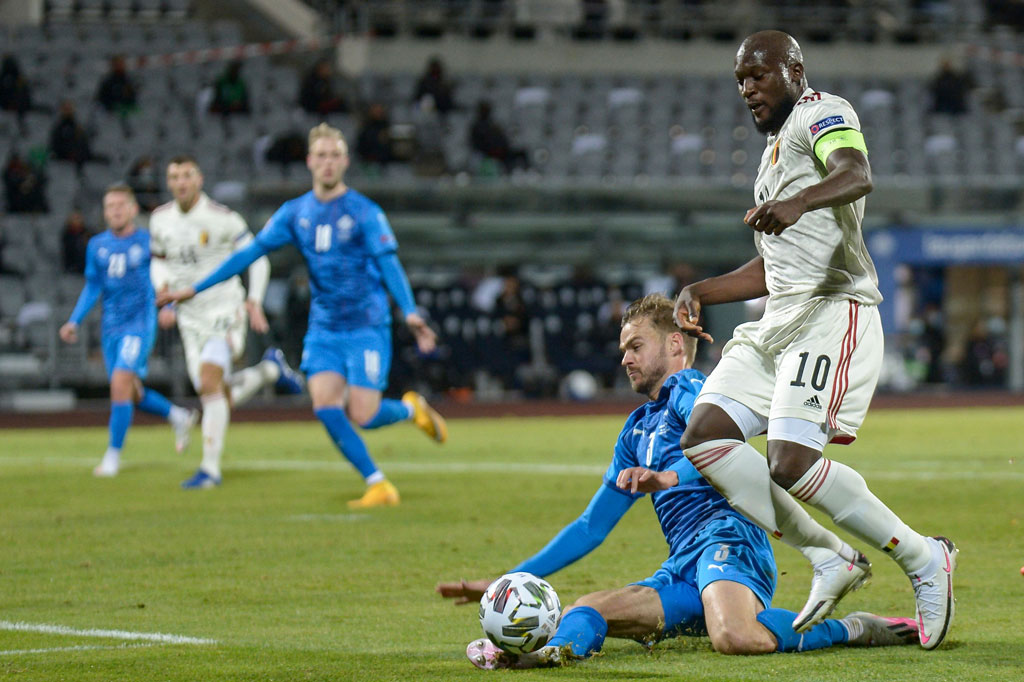 Islandia berupaya keras mengemas gol kedua. Namun justru pada menit ke-38, pelanggaran yang dilakukan Eyjolfsson kepada Lukaku di kotak terlarang membuat wasit menunjuk titik putih.