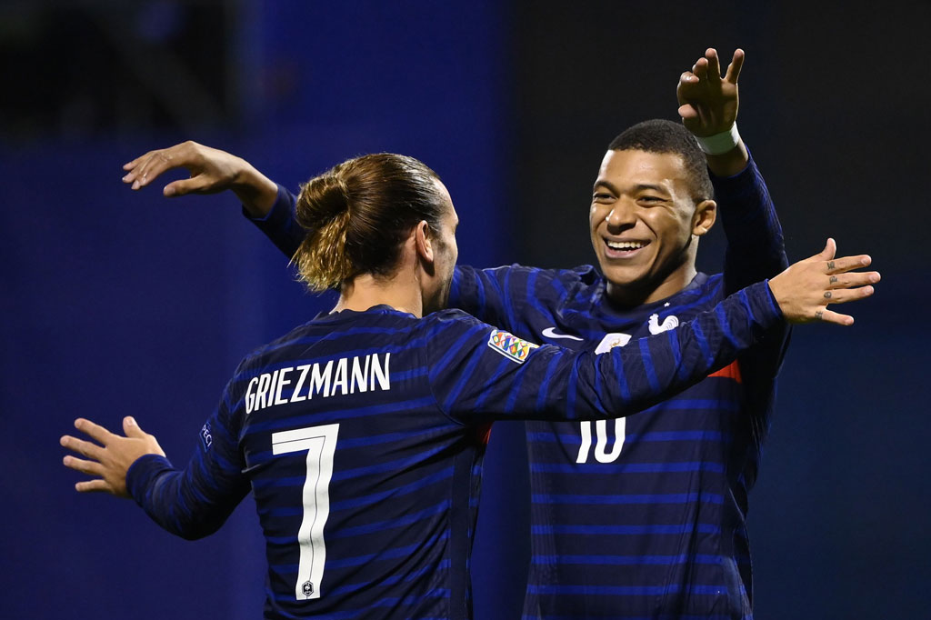 Prancis mencuri keunggulan hanya delapan menit setelah sepak mula saat Antoine Griezmann berhasil mengamankan bola liar hasil umpan silang Ferland Mendy untuk kemudian menyelesaikannya dengan sepakan keras yang tak mampu dijangkau kiper Dominic Livakovic.