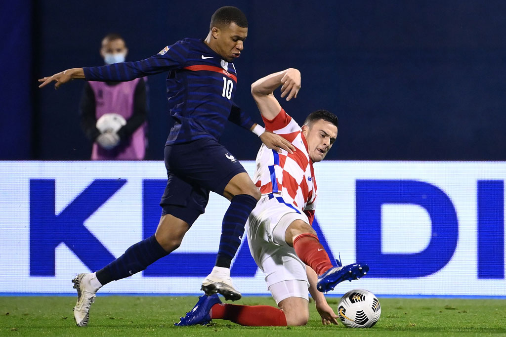 Tujuh menit kemudian Kylian Mbappe sebetulnya berpeluang menggandakan keunggulan Prancis, tetapi penyerang PSG itu gagal menyelesaikan bola di muka gawang hasil umpan Anthony Martial. Skor 0-1 bertahan hingga jeda.