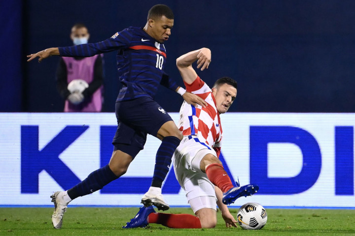 Tujuh menit kemudian Kylian Mbappe sebetulnya berpeluang menggandakan keunggulan Prancis, tetapi penyerang PSG itu gagal menyelesaikan bola di muka gawang hasil umpan Anthony Martial. Skor 0-1 bertahan hingga jeda.