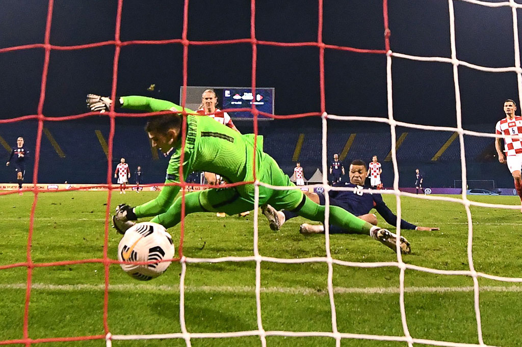 Prancis yang berusaha bangkit sukses merestorasi keunggulan mereka pada menit ke-79 lewat Mbappe menyelesaikan umpan matang Lucas Digne.