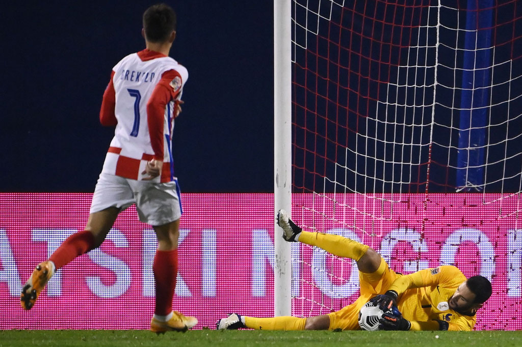 Kroasia punya dua peluang untuk menyamakan kedudukan lagi, tetapi tembakan Mateo Kovacic dan Andrej Kramaric bisa dimentahkan oleh kiper Hugo Lloris.