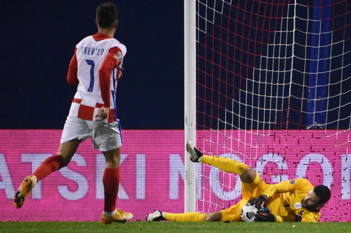 Kroasia punya dua peluang untuk menyamakan kedudukan lagi, tetapi tembakan Mateo Kovacic dan Andrej Kramaric bisa dimentahkan oleh kiper Hugo Lloris.