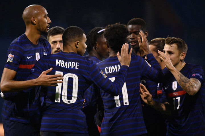 Mbappe melakukan selebrasi bersama rekan-rekan setimnya.