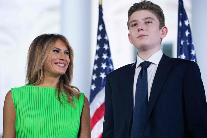 Putra Presiden Amerika Serikat Donald Trump, Barron, positif tertular COVID-19 namun tidak menunjukkan gejala. Hal itu dikatakan Ibu Negara Melania Trump, Rabu, 14 Oktober 2020 waktu setempat.