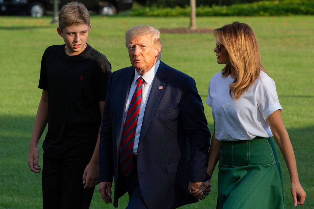 Kabar itu muncul setelah kedua orang tua Barron, Trump dan Melania, juga dinyatakan terkena penyakit virus korona jenis baru tersebut.