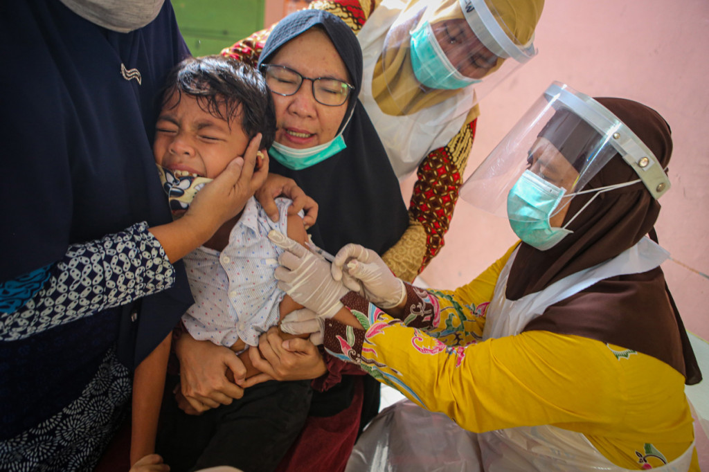 Program imunisasi kepada pelajar di Kota Tangerang terus berjalan di tengah pandemi Covid-19 guna menjaga kesehatan anak dari serangan penyakit. ANTARA Foto/Fauzan
