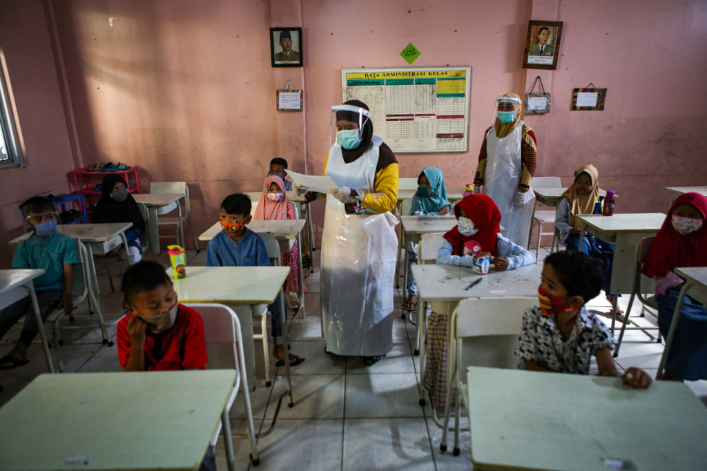Petugas medis Peskemas Gebang Raya mendata pelajar sebelum mengikuti imunisasi campak dan rubella kepada pelajar di SDIT Baidhaul Ahkam, Kota Tangerang, Banten. ANTARA Foto/Fauzan
