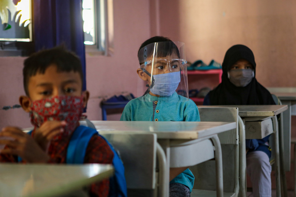 Sejumlah pelajar duduk sebelum mengikuti imunisasi campak dan rubella kepada pelajar di SDIT Baidhaul Ahkam, Kota Tangerang, Banten. ANTARA Foto/Fauzan