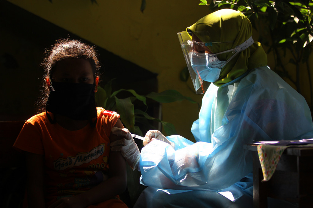 Tenaga kesehatan dari Puskesmas Ketabang memberikan vaksin human papiloma virus (HPV) kepada siswi SD Negeri Kaliasin V saat pelaksanaan Bulan Imunisasi Anak Sekolah (BIAS) di Surabaya, Jawa Timur. ANTARA Foto/Moch Asim