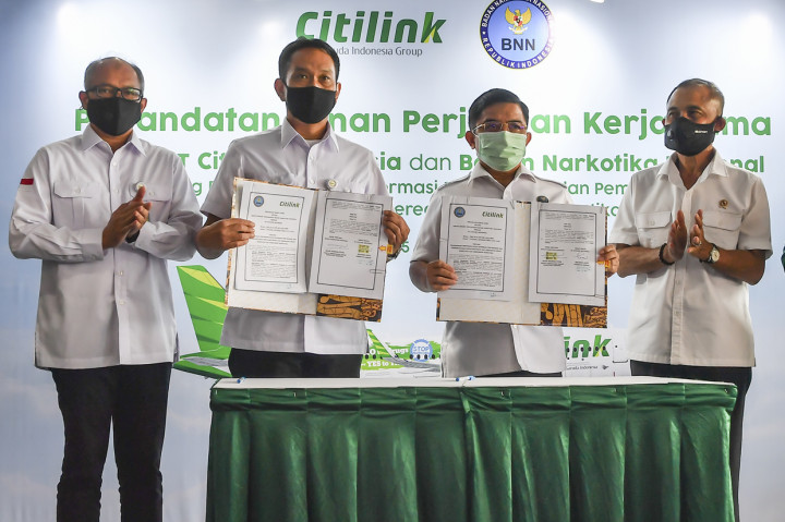 Direktur Utama Citilink Juliandra (kiri) bersama Kepala BNN Heru Winarko (kanan), Direktur Operasi Citilink Erlangga Sakti (kedua kiri) dan Deputi Pencegahan BNN Anjan Pramuka (ketiga kiri) menunjukan dokumen perjanjian kerjasama antara Citilink Indonesia dengan BNN yang usai ditandatangani di Bandara Halim Perdanakusuma, Jakarta.