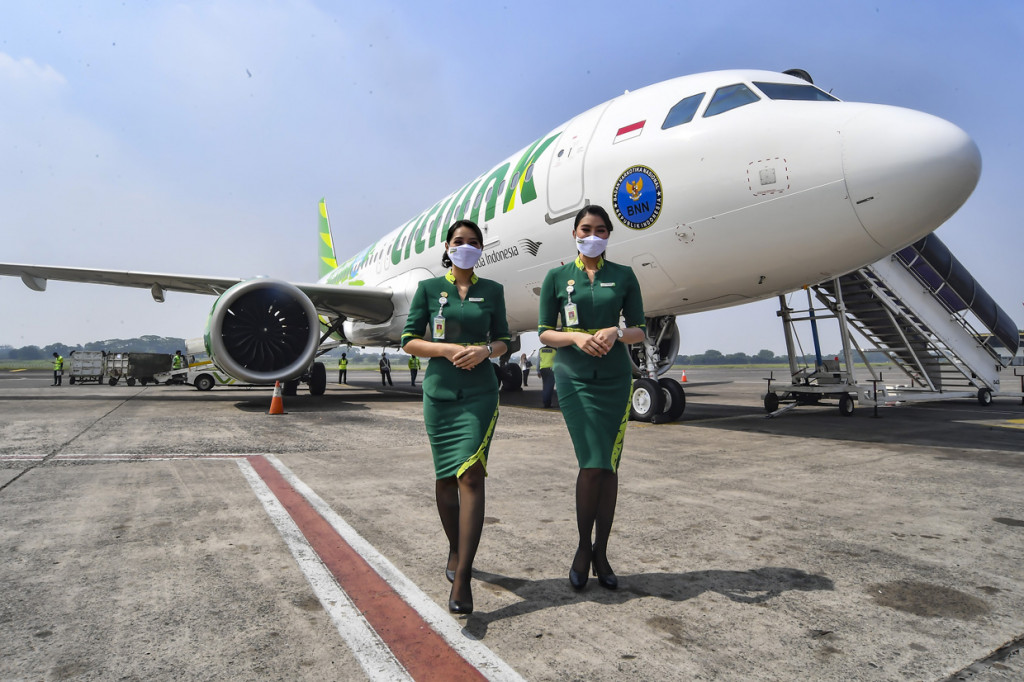 Pramugari pesawat Citilink Indonesia berjalan usai acara penandatanganan perjanjian kerjasama antara Citilink Indonesia dengan BNN di Bandara Halim Perdanakusuma, Jakarta.
