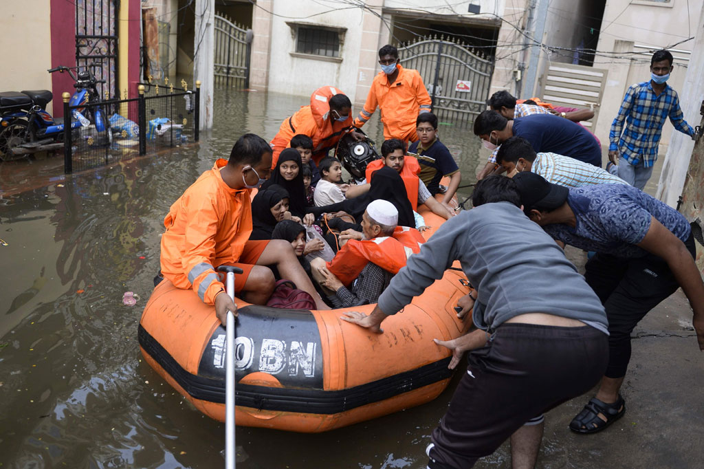 Tim SAR India mengevakusi warga korban banjir dengan perahu karet di Hyderabad, Kamis, 15 Oktober 2020.