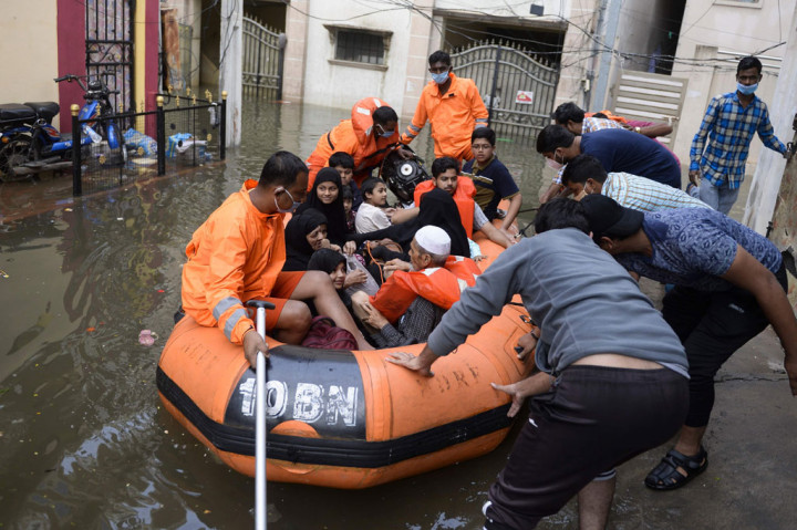 Tim SAR India mengevakusi warga korban banjir dengan perahu karet di Hyderabad, Kamis, 15 Oktober 2020.