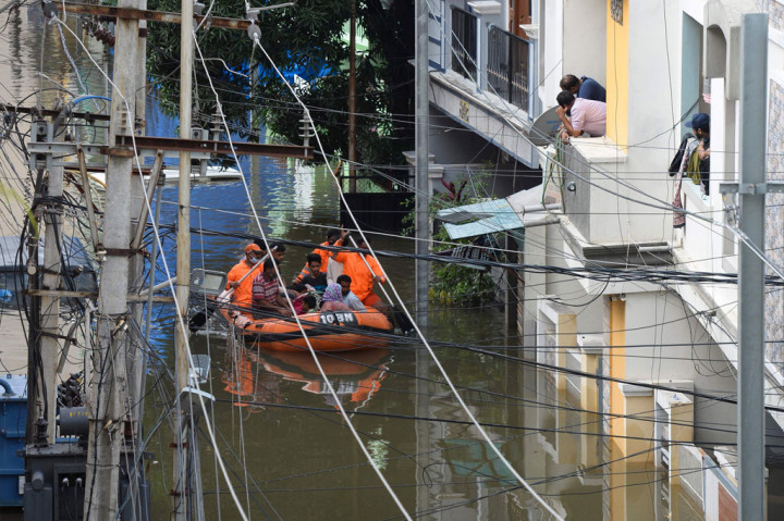 Di Kota Hyderabad, rumah bagi perusahaan IT terkemuka, sembilan orang tewas ketika tembok runtuh dan 10 lainnya meninggal karena sengatan listrik dan tenggelam.