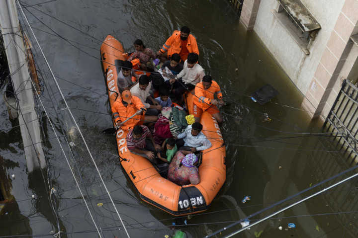 Sedikitnya 30 orang tewas setelah hujan lebat turun dengan tiba-tiba yang mengakibatkan banjir di India selatan.